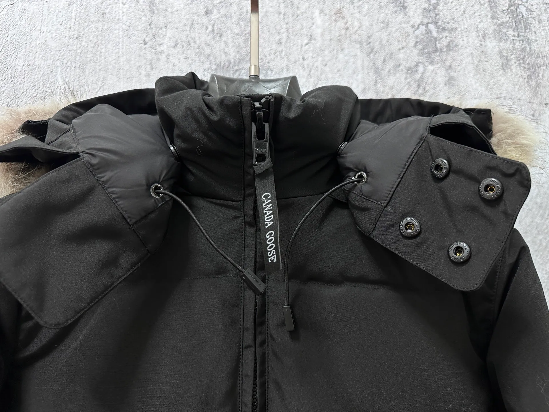 P840 【Canada gooseChelsea】Women's parka down coat, warm and comfortable. The adjustable hood features a high collar and concealed snap closure for extended coverage. And for greater protection against the elements, the detachable wolf fur collar. It features a sturdy YKK® two-way lockable zipper at the center front and a retractable waistband at the inner waist. Designed with internal straps for carrying over the shoulder. Fleece-lined exterior handwarmer pockets. Sturdy ribbed knit cuffs for cold protection and warmth. Sizes: XS-XL